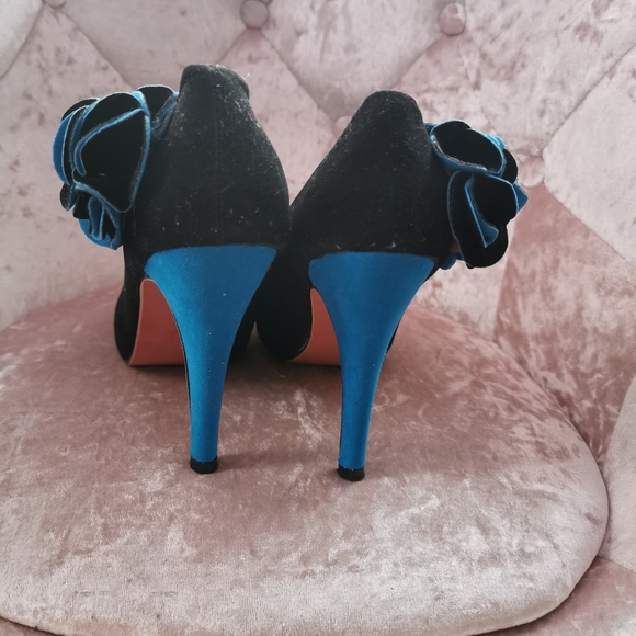 Heels - Picture 3 of 4